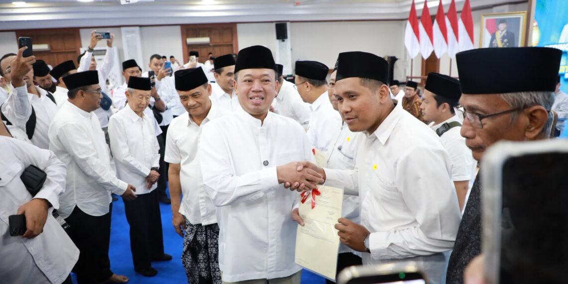Serahkan 243 Sertipikat Tanah Wakaf di Jawa Tengah, Menteri Nusron: Bagian dari Program Prioritas Nasional Selesaikan Kepastian Hukum Aset Umat