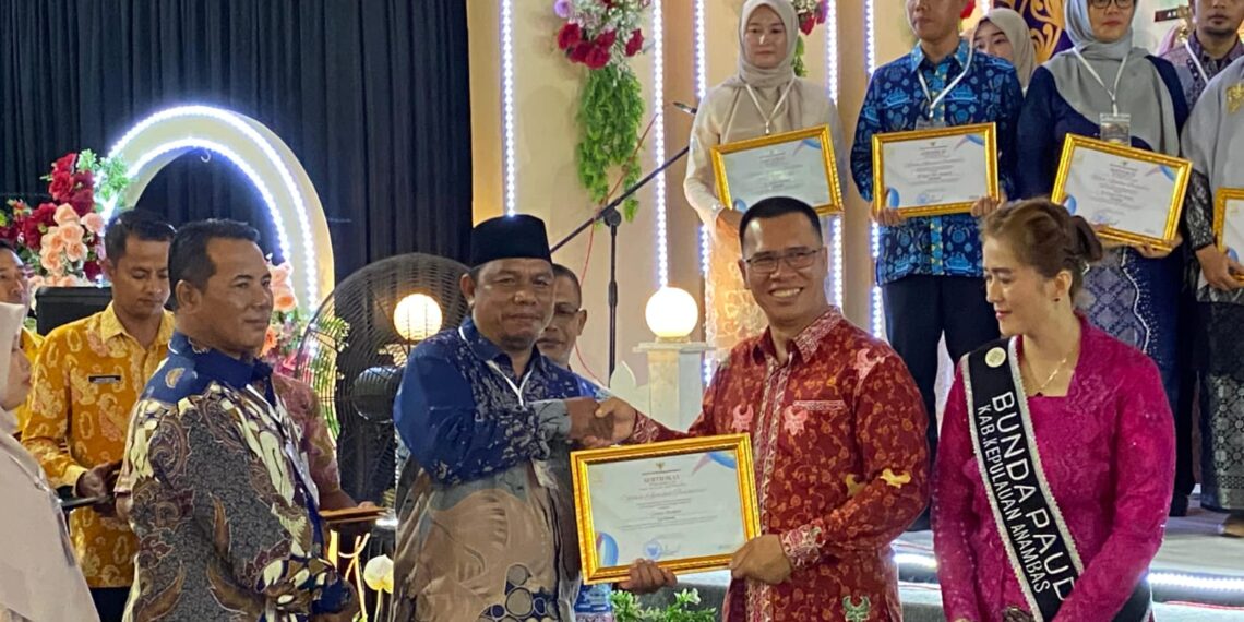Bupati Anambas Aneng saat serahkan penghargaan kepada Camat Siantan Syamsir pada Malam apresiasi Pendidikan 2026