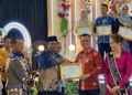 Bupati Anambas Aneng saat serahkan penghargaan kepada Camat Siantan Syamsir pada Malam apresiasi Pendidikan 2026