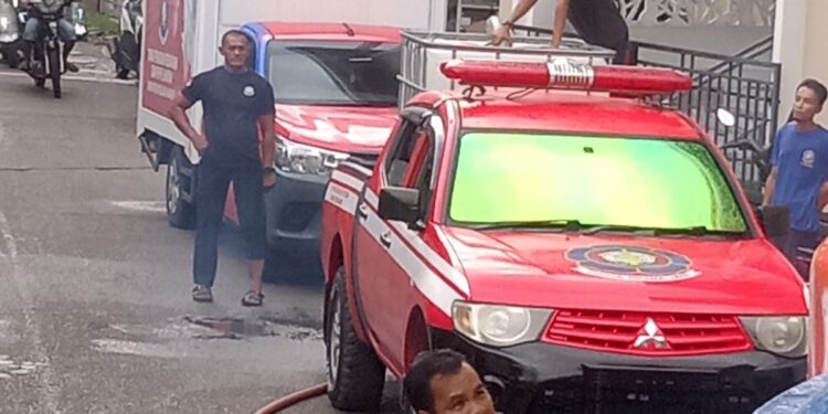 Krisis Air Bersih, Damkarmat Anambas Bantu Suplai Air ke Warga Tarempa Barat dan Sri Tanjung