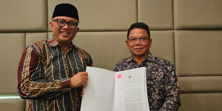 Sekretaris Direktorat Jenderal Pendidikan Islam Kementerian Agama Republik Indonesia, Prof. Dr. Arskal Salim, Gp, M.Ag secara langsung menyerahkan izin Program Studi (Prodi) Manajemen Bisnis Syariah dan Pariwisata Syariah kepada Ketua Sekolah Tinggi Agama Islam (STAI) Natuna, Dr. H. Umar Natuna, S.Ag., M.Pd.I, dalam sebuah kegiatan di Batam. 