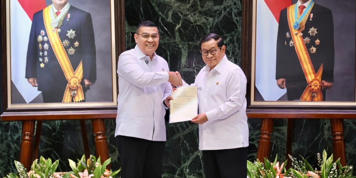 DKI Jakarta HUT ke-499, Wamen Ossy Serahkan 499 Sertipikat ke Gubernur Pramono Anung