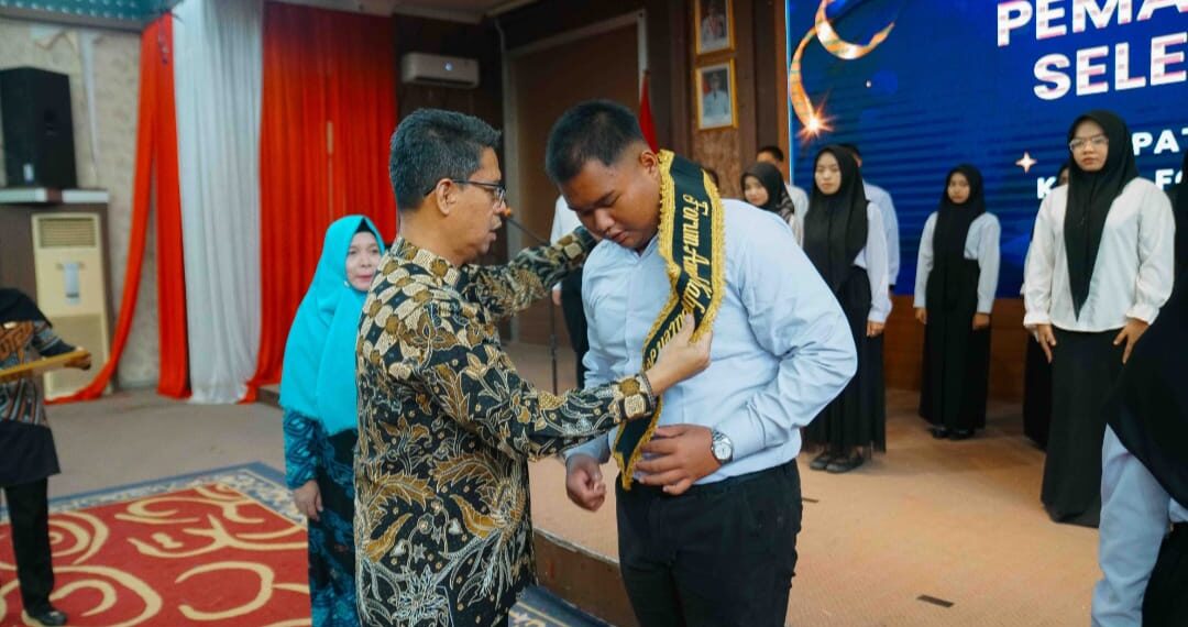 Bupati Karimun Ing. H. Iskandarsyah mengukuhkan Kepengurusan Forum Anak Kabupaten Karimun Periode 2025-2027