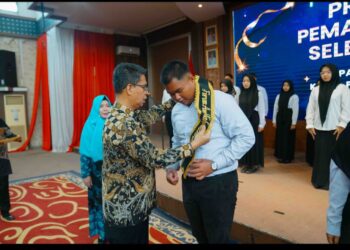 Bupati Karimun Ing. H. Iskandarsyah mengukuhkan Kepengurusan Forum Anak Kabupaten Karimun Periode 2025-2027