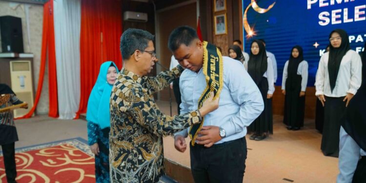 Bupati Karimun Ing. H. Iskandarsyah mengukuhkan Kepengurusan Forum Anak Kabupaten Karimun Periode 2025-2027