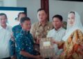 Bupati Natuna Serahkan 57 Sertifikat Rumah Hak Milik kepada Warga Perumahan Puak