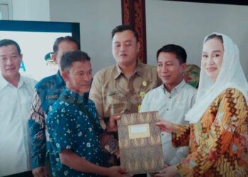 Bupati Natuna Serahkan 57 Sertifikat Rumah Hak Milik kepada Warga Perumahan Puak