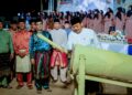 okoh Masyarakat Karimun, Nurdin Basirun disaksikan Bupati Karimun, Ing Iskandarsyah serta sejumlah masyarakat, memukul beduk, tanda dibukanya Musabaqah Tilawatil Qur’an ke-IV Kecamatan Selat Gelam tahun 2026 - Foto: Diskominfo Karimun
