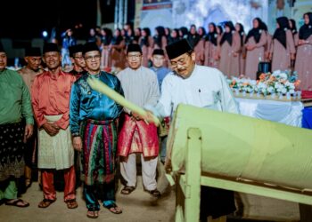 okoh Masyarakat Karimun, Nurdin Basirun disaksikan Bupati Karimun, Ing Iskandarsyah serta sejumlah masyarakat, memukul beduk, tanda dibukanya Musabaqah Tilawatil Qur’an ke-IV Kecamatan Selat Gelam tahun 2026 - Foto: Diskominfo Karimun