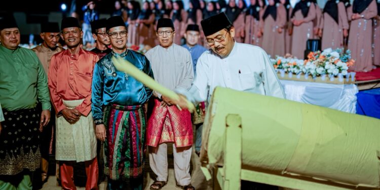 okoh Masyarakat Karimun, Nurdin Basirun disaksikan Bupati Karimun, Ing Iskandarsyah serta sejumlah masyarakat, memukul beduk, tanda dibukanya Musabaqah Tilawatil Qur’an ke-IV Kecamatan Selat Gelam tahun 2026 - Foto: Diskominfo Karimun