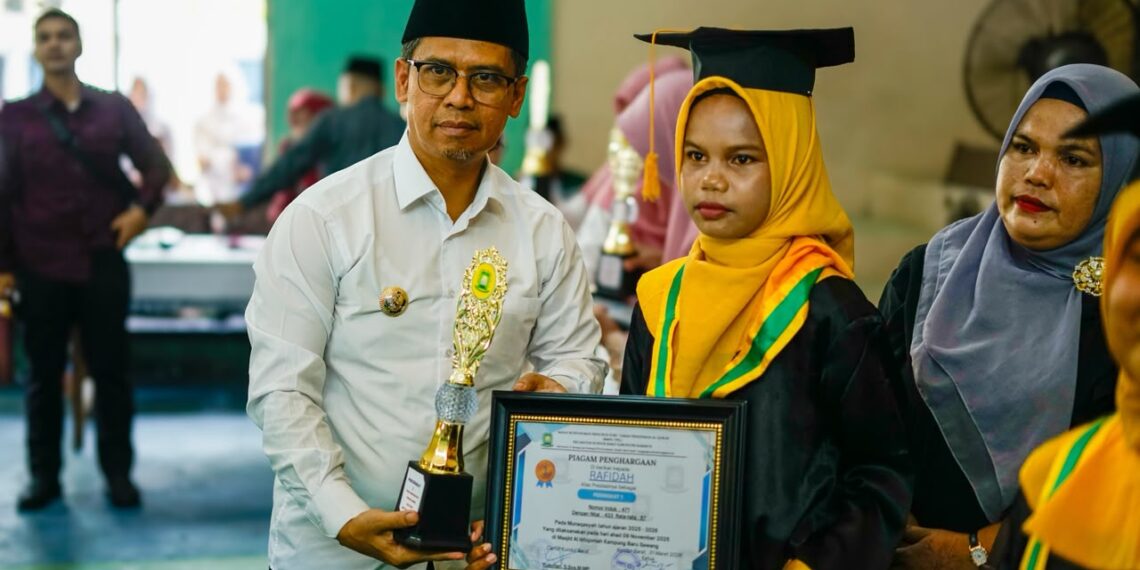 Bupati Karimun, Ing Iskandarsyah, menyerahkan piagam penghargaan kepada Wisudawati dalam kegiatan Wisuda Santri TPQ Angkatan XXI se-Kecamatan Kundur Barat - Foto: Diskominfo Karimun