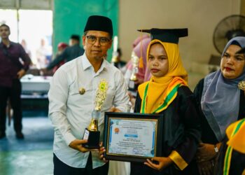 Bupati Karimun, Ing Iskandarsyah, menyerahkan piagam penghargaan kepada Wisudawati dalam kegiatan Wisuda Santri TPQ Angkatan XXI se-Kecamatan Kundur Barat - Foto: Diskominfo Karimun