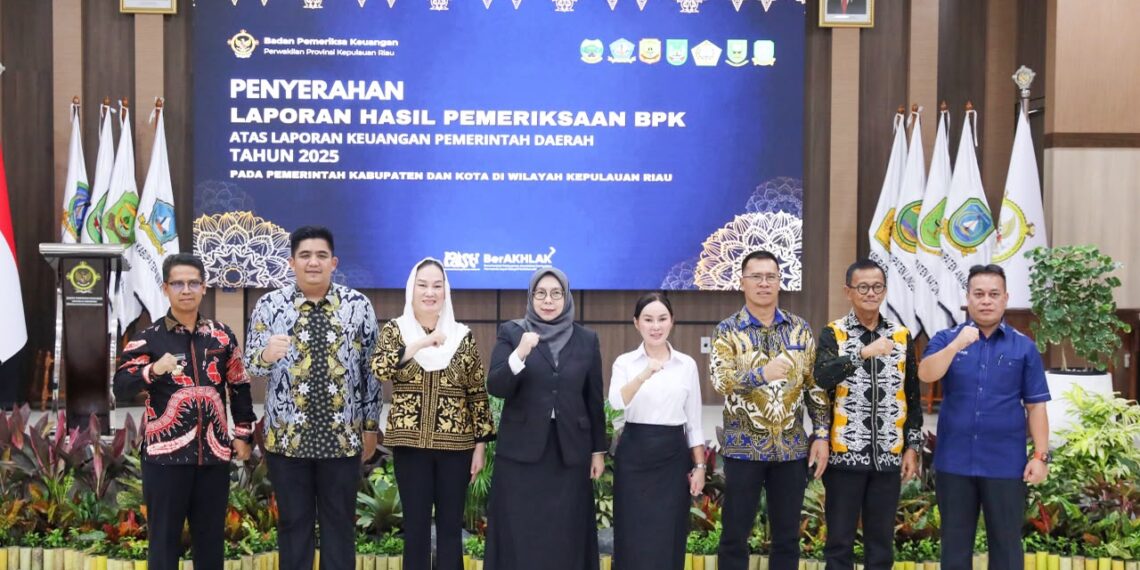 Bupati Karimun, Ing Iskandarsyah bersama bupati dan walikota se Kepri saat menerima predikat WTP dari BPK RI - Foto: Diskominfo Karimun.