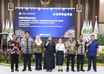 Bupati Karimun, Ing Iskandarsyah bersama bupati dan walikota se Kepri saat menerima predikat WTP dari BPK RI - Foto: Diskominfo Karimun.
