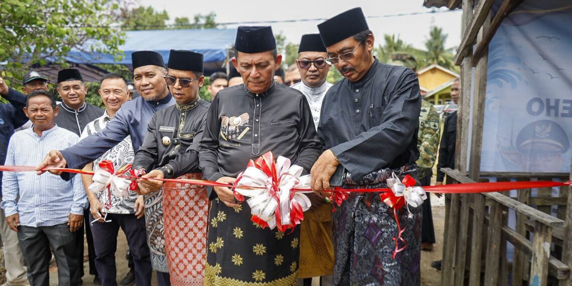 Bupati Karimun Ing Iskandarsyah mendampingi Gubernur Kepulauan Riau Ansar Ahmad saat meresmikan penggunaan Tangkahan Nelayan Leho di Kelurahan Teluk Uma, Kecamatan Tebing, Jumat (29/5/2026) - Diskominfo Karimun