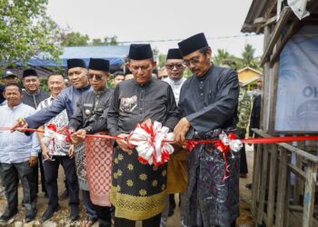 Bupati Karimun Ing Iskandarsyah mendampingi Gubernur Kepulauan Riau Ansar Ahmad saat meresmikan penggunaan Tangkahan Nelayan Leho di Kelurahan Teluk Uma, Kecamatan Tebing, Jumat (29/5/2026) - Diskominfo Karimun