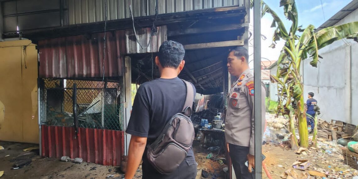 Detik-Detik Panik di Ganet: Dapur Warung Tepi Masjid Miftahul Falah Hangus Terbakar