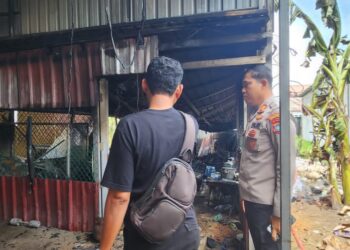 Detik-Detik Panik di Ganet: Dapur Warung Tepi Masjid Miftahul Falah Hangus Terbakar