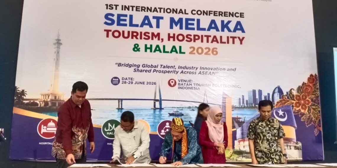 Penandatanganan MoU antara Prof. Datuk Dr. Sr. Mohalzi Mohamadis selaku Board of Director mewakili DMDI International Education dengan Dr. H. Umar Natuna, S.Ag., M.Pd.I selaku Chairman of STAI Natuna