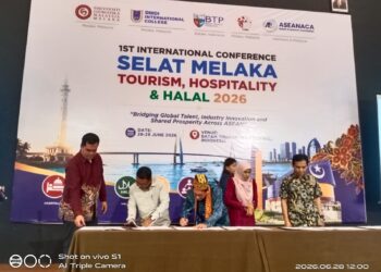 Penandatanganan MoU antara Prof. Datuk Dr. Sr. Mohalzi Mohamadis selaku Board of Director mewakili DMDI International Education dengan Dr. H. Umar Natuna, S.Ag., M.Pd.I selaku Chairman of STAI Natuna