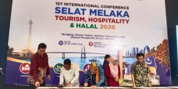 Penandatanganan MoU antara Prof. Datuk Dr. Sr. Mohalzi Mohamadis selaku Board of Director mewakili DMDI International Education dengan Dr. H. Umar Natuna, S.Ag., M.Pd.I selaku Chairman of STAI Natuna