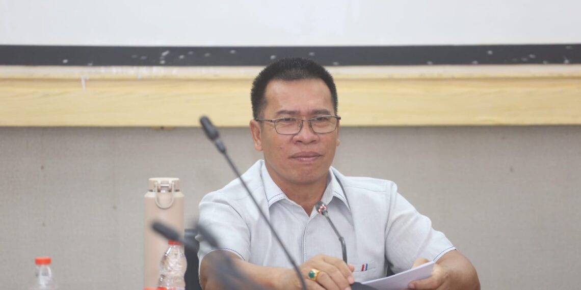Bupati Anambas Aneng saat Pimpin forum Group Discussion (FGD) Penyusunan Rekomendasi Kebijakan Inovatif Pengembangan Wilayah Pesisir dan Pulau-Pulau Kecil di Kabupaten Kepulauan Anambas di ruang rapat lantai II Kantor Bupati, Selasa (7/7/2026).