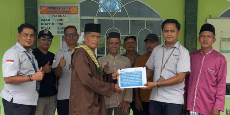 PT TIMAH Salurkan Bantuan Paving Blok untuk Masjid Nurul Huda Kundur Barat