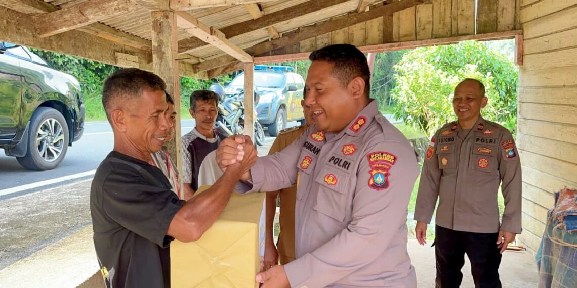 Kapolres Anambas AKBP I Gusti Ngurah Agung Budianaloka, S.I.K., M.H didampingi Kapolsek Jemaja dan anggota saat serahkan bantuan Sosial kepada masyarakat