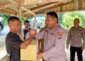 Kapolres Anambas AKBP I Gusti Ngurah Agung Budianaloka, S.I.K., M.H didampingi Kapolsek Jemaja dan anggota saat serahkan bantuan Sosial kepada masyarakat