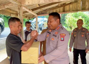 Kapolres Anambas AKBP I Gusti Ngurah Agung Budianaloka, S.I.K., M.H didampingi Kapolsek Jemaja dan anggota saat serahkan bantuan Sosial kepada masyarakat
