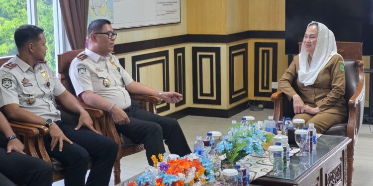 Silaturahmu Kepala Kantor Wilayah (Kakanwil) Direktorat Jenderal Imigrasi Kepulauan Riau, Guntur Sahat Hamonangan, beserta rombongan didampingi Kepala Kantor Imigrasi Kelas II TPI Ranai, Wahyu Purwanto dengan Bupati Natuna Cen Sui Lan