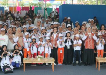Lepas gadget sejenak, Selvi Ananda ajak ratusan anak Kepri main congklak dan gasing di Hari Anak Nasional