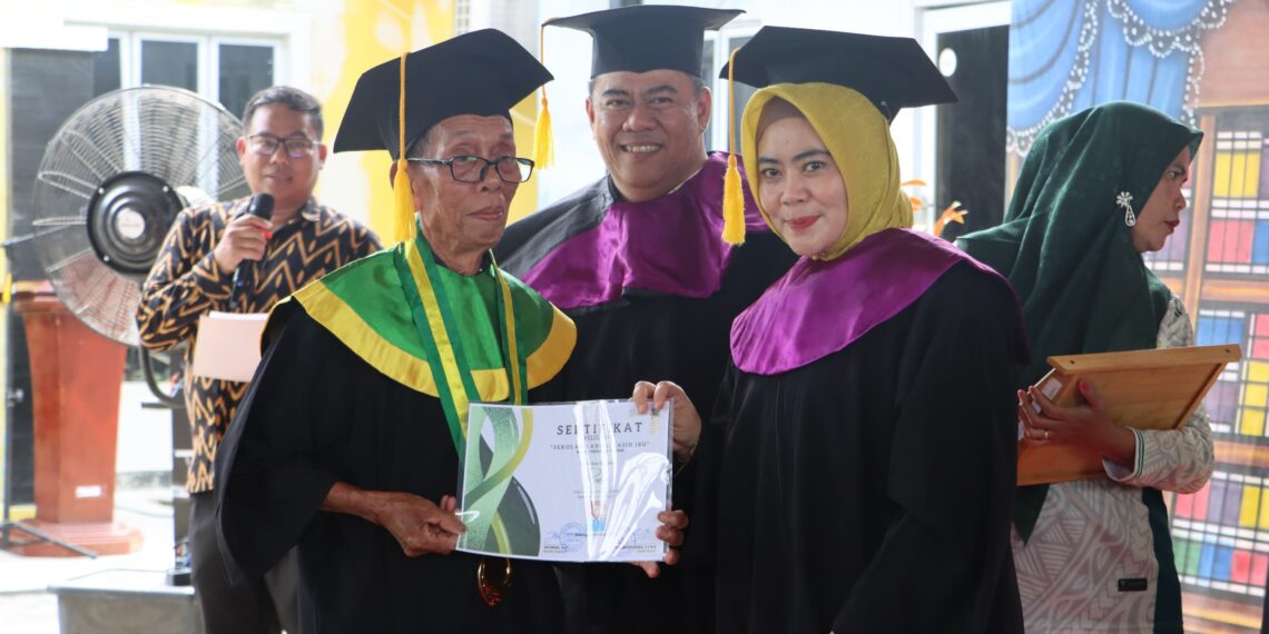 Haru dan Penuh Kebanggaan, 34 Atok Nenek Sekolah Lansia Kasih Ibu Desa Sebong Lagoi Resmi Diwisuda