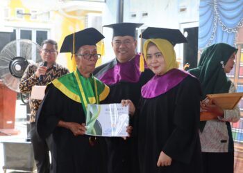 Haru dan Penuh Kebanggaan, 34 Atok Nenek Sekolah Lansia Kasih Ibu Desa Sebong Lagoi Resmi Diwisuda