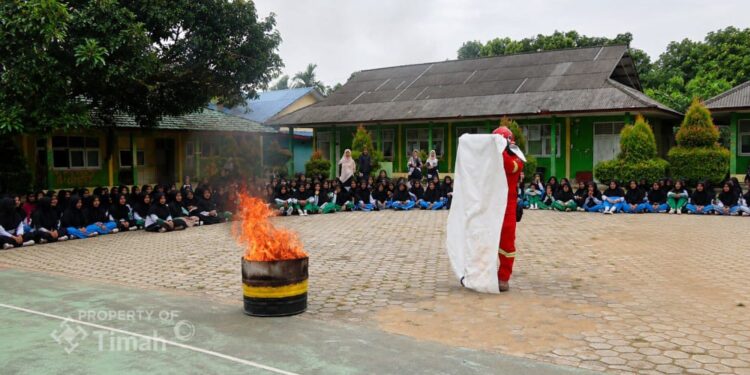 PT TIMAH Edukasi Santri Darul Furqan Kundur Soal Bahaya Kebakaran dan Cara Penanganannya
