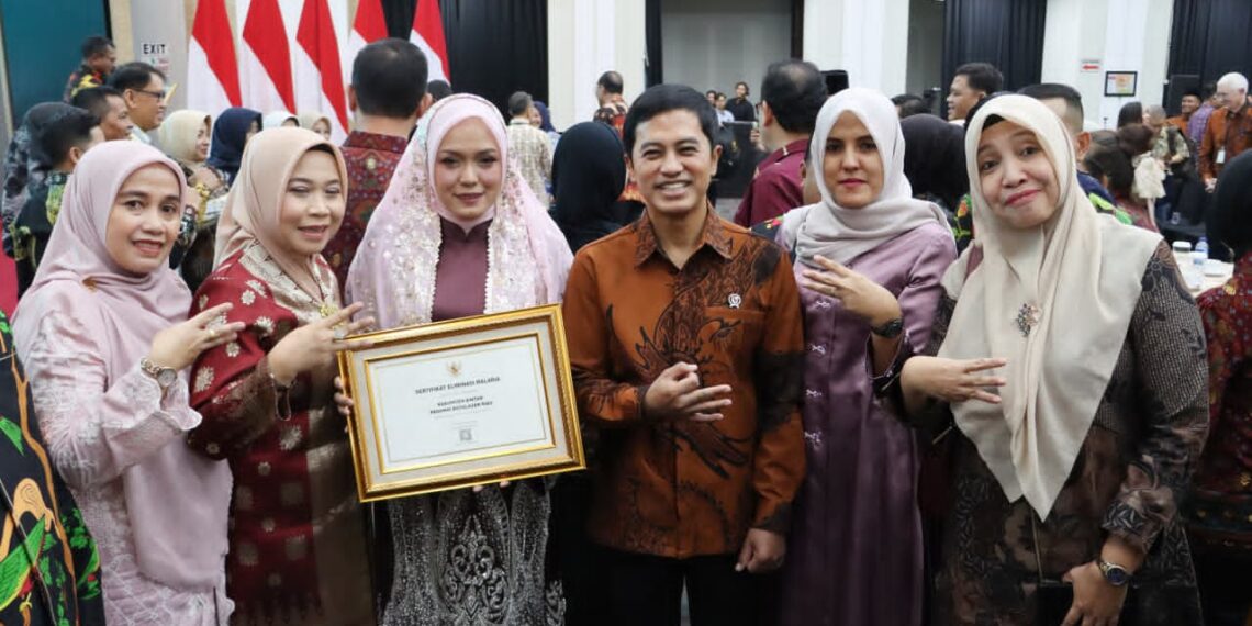 Wabup Deby Terima Sertifikat Eliminasi Malaria dari Kemenkes RI, Bintan Tegaskan Komitmen Menuju Zero Malaria