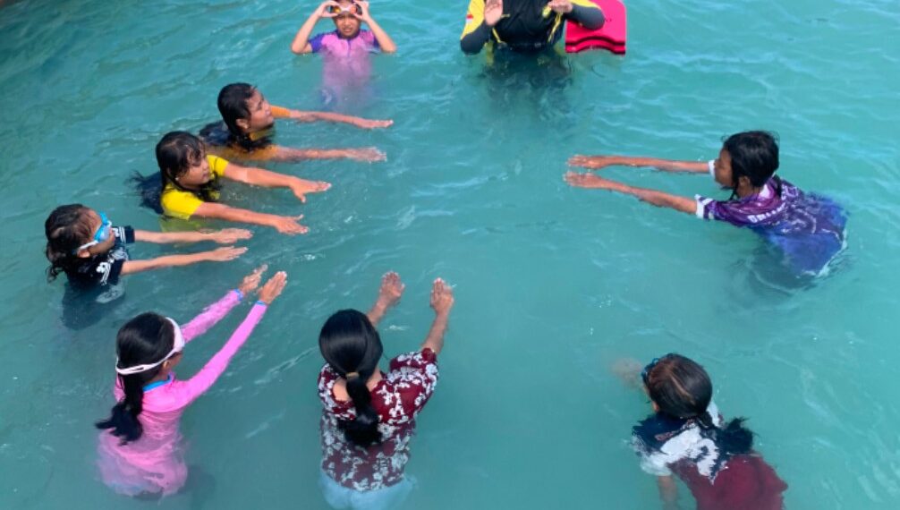 Unit Siaga SAR Pulau Laut Latih Pelajar Berenang dan Kenalkan Keselamatan Laut Sejak Dini