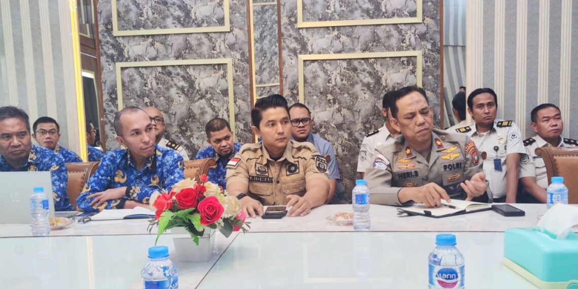 Kepala Seksi Tindak Pidana Umum (Pidum) Ridwan, S.H.,M.H saat menghadiri Rapat Koordinasi yang dipimpin Bupati Karimun Iskandarsyah, dengan agenda rencana skema kerja sama dengan Konsulat Jenderal Republik Indonesia (KJRI) Johor Bahru serta Pemerintah Malaysia terkait pemberian fasilitas khusus bagi masyarakat Kabupaten Karimun