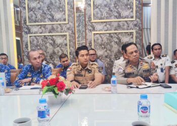 Kepala Seksi Tindak Pidana Umum (Pidum) Ridwan, S.H.,M.H saat menghadiri Rapat Koordinasi yang dipimpin Bupati Karimun Iskandarsyah, dengan agenda rencana skema kerja sama dengan Konsulat Jenderal Republik Indonesia (KJRI) Johor Bahru serta Pemerintah Malaysia terkait pemberian fasilitas khusus bagi masyarakat Kabupaten Karimun