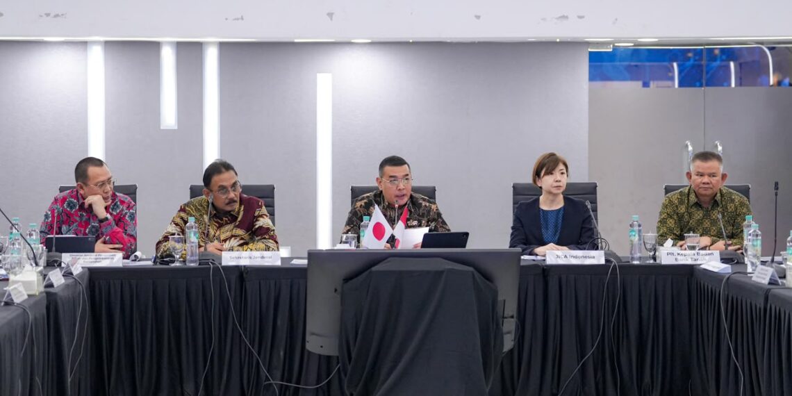 Wakil Menteri Agraria dan Tata Ruang/Wakil Kepala Badan Pertanahan, Ossy Dermawan saat membuka Joint Coordinating Committee (JCC) 2nd Meeting “The Project for Capacity Development for Land Development Policy Making and Land Bank Management Improvement”, di Aula Prona, Kementerian ATR/BPN, Jakarta