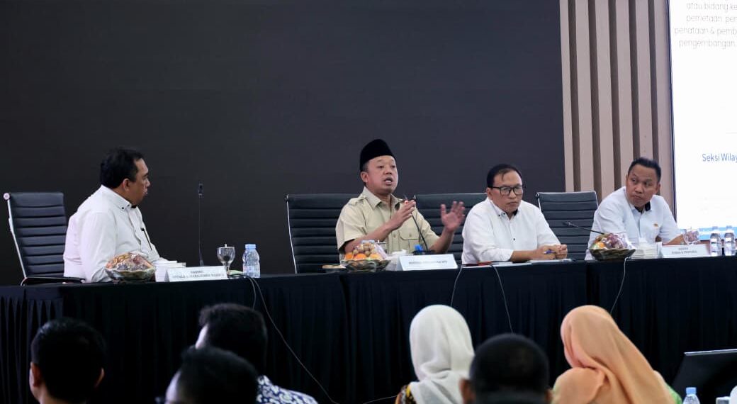 Kementerian ATR/BPN saat menyosialisasikan pentingnya pengadministrasian dan pendaftaran tanah ulayat kepada masyarakat hukum adat di Tana Toraja, Sulawesi Selatan.