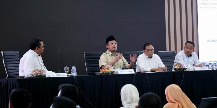 Kementerian ATR/BPN saat menyosialisasikan pentingnya pengadministrasian dan pendaftaran tanah ulayat kepada masyarakat hukum adat di Tana Toraja, Sulawesi Selatan.