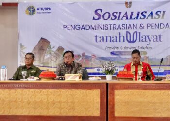 Kementerian ATR/BPN saat menyosialisasikan pentingnya pengadministrasian dan pendaftaran tanah ulayat kepada masyarakat hukum adat di Tana Toraja, Sulawesi Selatan.