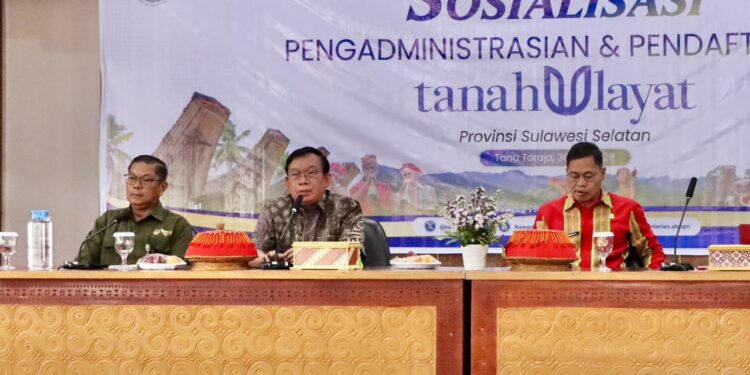 Kementerian ATR/BPN saat menyosialisasikan pentingnya pengadministrasian dan pendaftaran tanah ulayat kepada masyarakat hukum adat di Tana Toraja, Sulawesi Selatan.