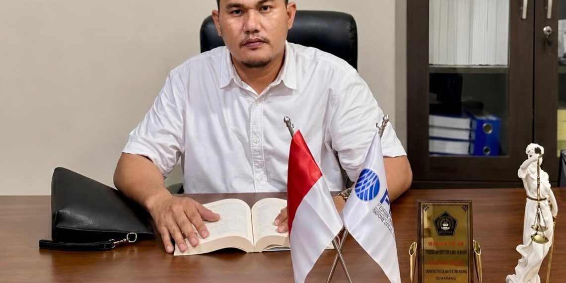 Ketua Pusat Kajian Ilmu Hukum/PKIH Karimun, Dr. Edwar Kelvin, S.H., M.H., saat wawancara di ruang kerjanya.