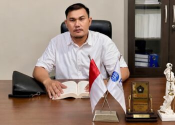 Ketua Pusat Kajian Ilmu Hukum/PKIH Karimun, Dr. Edwar Kelvin, S.H., M.H., saat wawancara di ruang kerjanya.