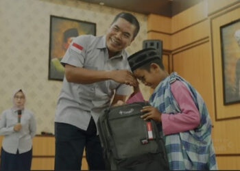 Manegemen PT Timah Tbk memberikan hadiah tas kepada anak yang mengikuti khitanan massal di Gedung Wisma Kundur, Selasa (4/8/2026)
