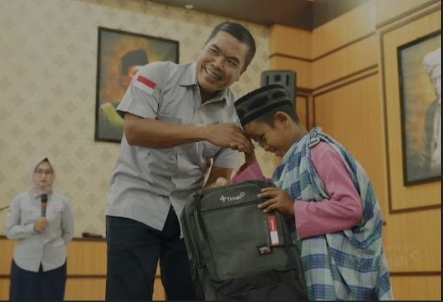 Manegemen PT Timah Tbk memberikan hadiah tas kepada anak yang mengikuti khitanan massal di Gedung Wisma Kundur, Selasa (4/8/2026)