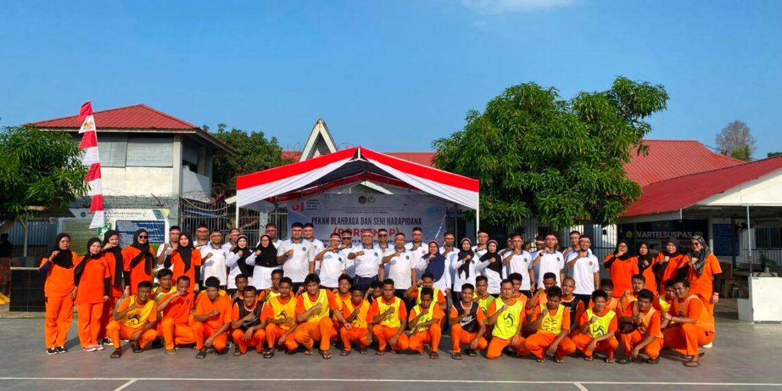 Foto bersama warga binaan dalam rangka menyambut HUT ke-81 RI, di Rutan Kelas IIB Tanjungbalai Karimum, Jum'at (7/8/2026).