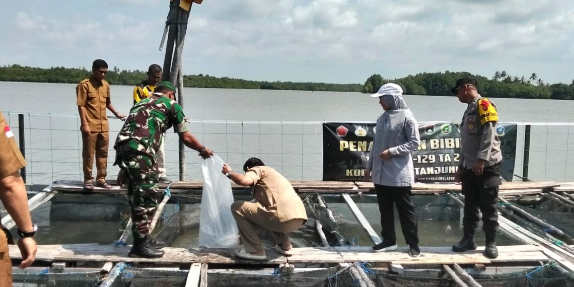Dorong Ketahanan Pangan, Satgas TMMD Ke-129 Tebar Ribuan Bibit Ikan di Desa Busung Bintan